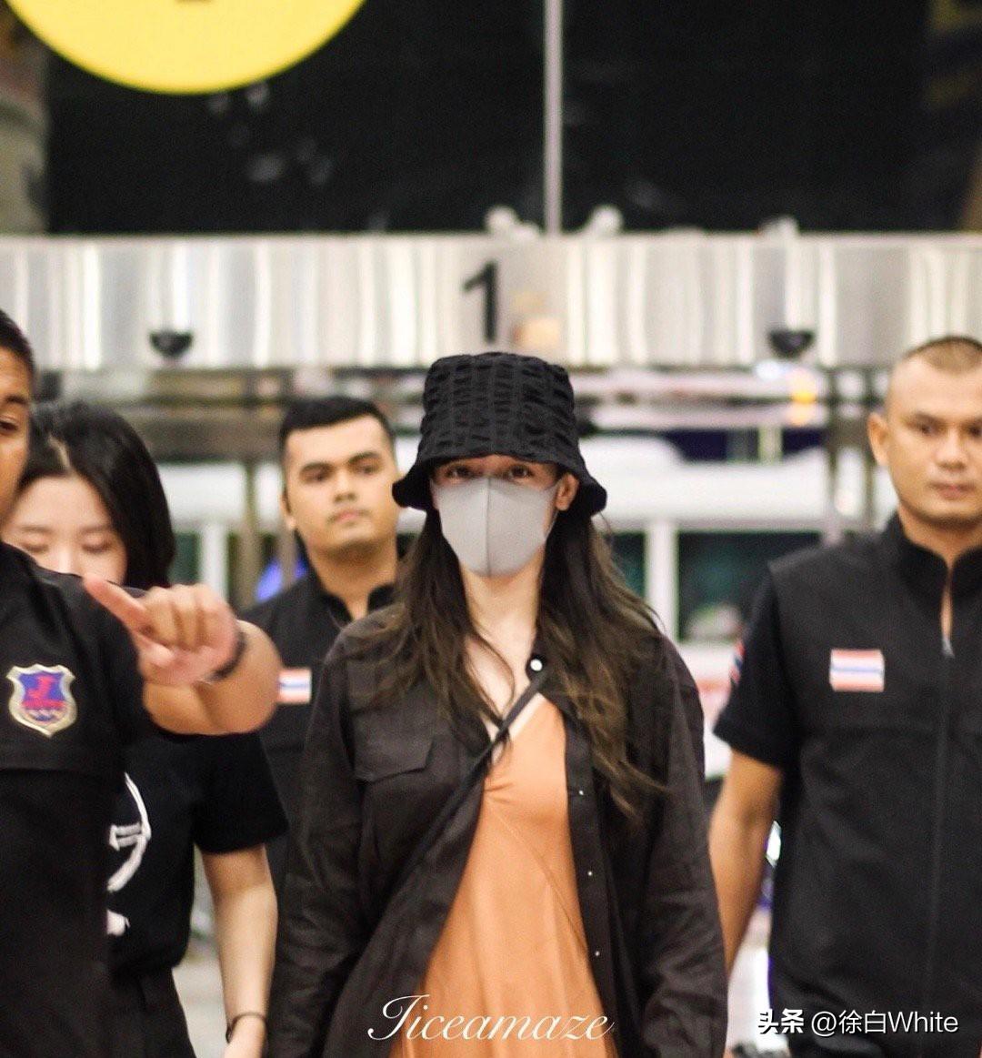 3月4日，李茂带全家从迪拜顺利回来了，迪丽热巴还没回来，希望迪丽热巴工作室请跟李