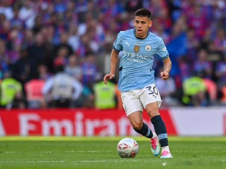 01月18日曼城官方宣布，球队20岁阿根廷中场埃切维里租借加盟西甲赫罗纳。埃切维