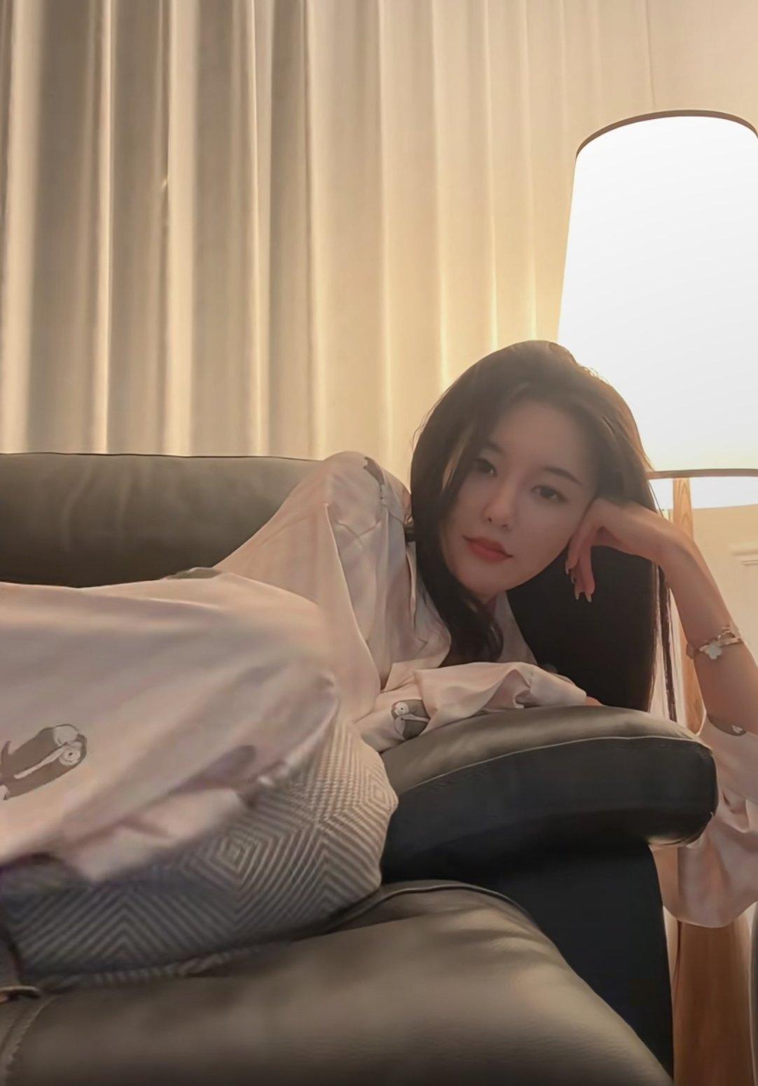 女生找一个年龄比较大的老公，无非是图这几点；

稳定，会照顾人，成熟稳重，

但