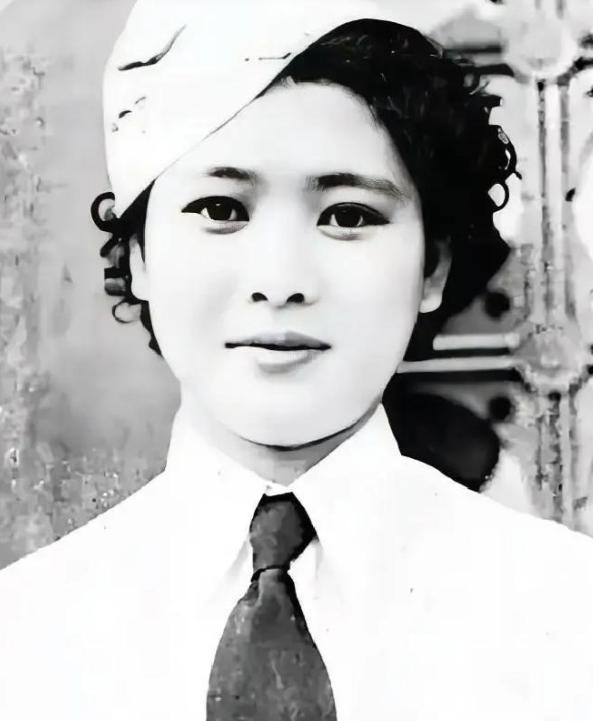 1938年一个深夜，国民党师长范绍增把手枪抵在一名女子额前说:“马上离婚嫁给我！