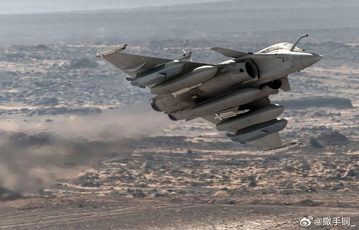 路透称伊朗在冲突爆发第一天就袭击了海湾阿拉伯国家领土，震惊了海湾各国首都。不过海