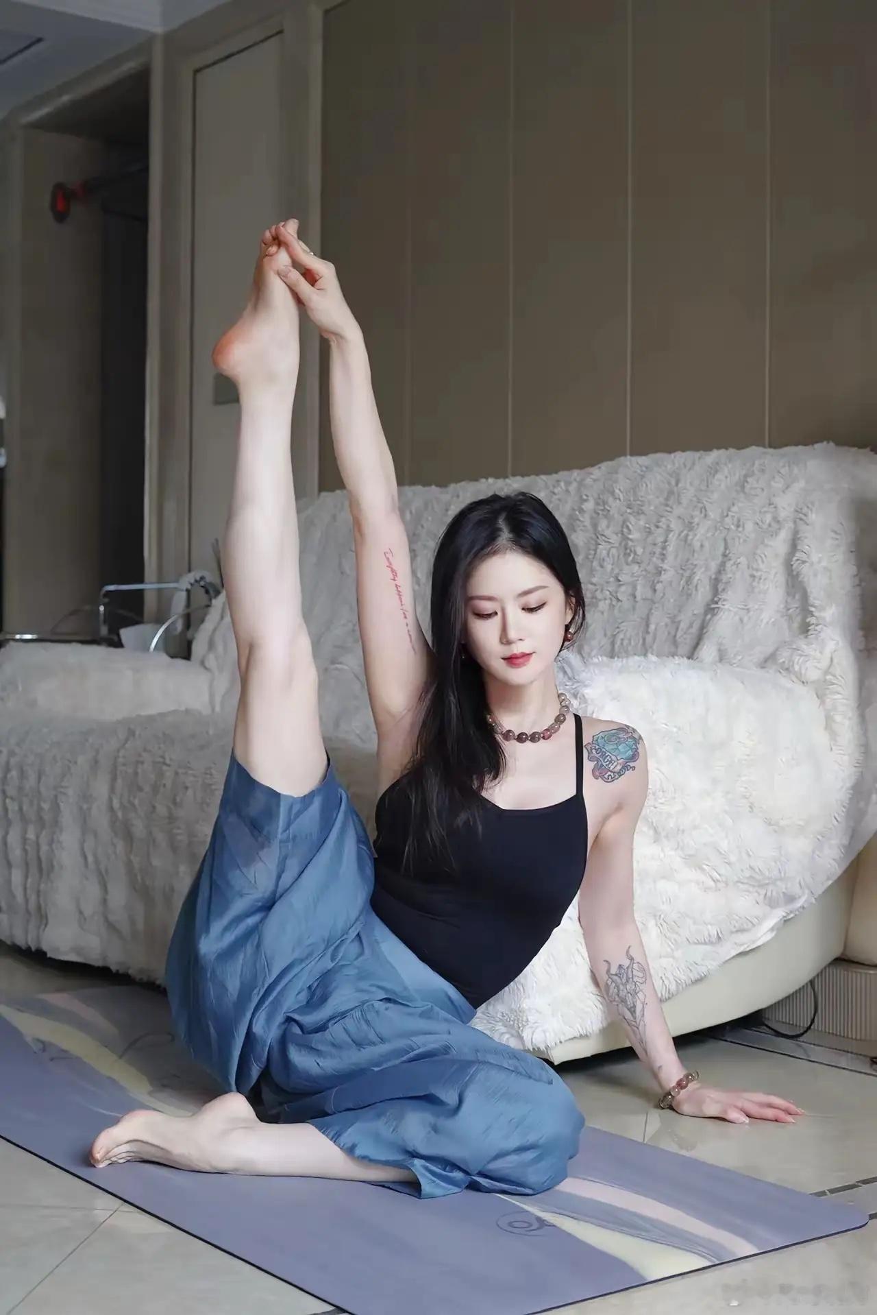 冷白皮肤，天使的脸，窈窕的姿态，只可惜都被纹身给毁了，可惜了。 