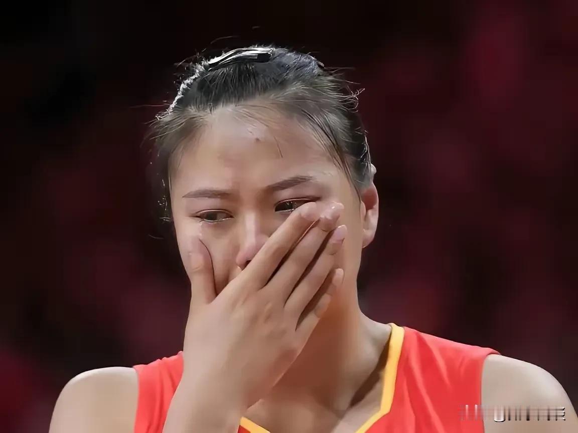 不可松懈！女排世锦赛中国队VS法国队，不仅仅球迷都紧张了，球员也安静了：
1. 