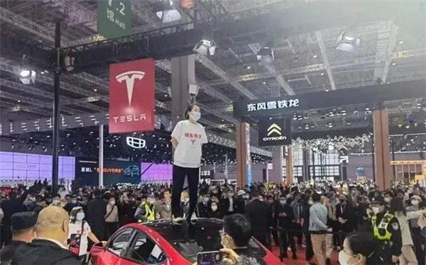 特斯拉申请限消车顶维权女车主：已生效 