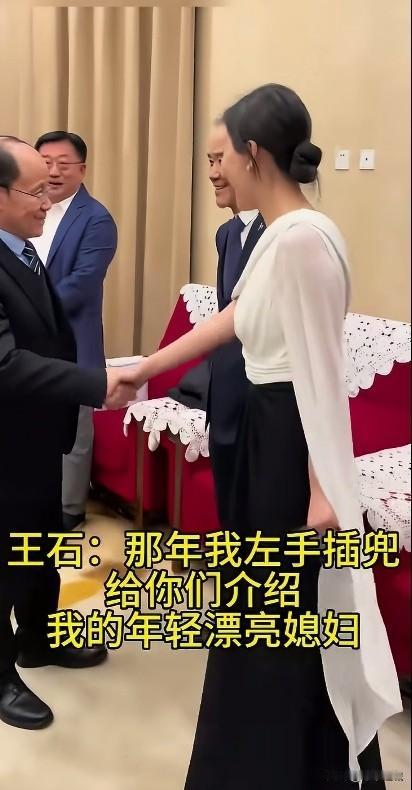 网友：前半辈子循规蹈矩，坐岳父家的私家车。老了老了，被朋友介绍坐了一次豪华大巴，