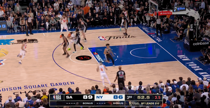 克拉克森前面两场一个球没进，今天三分2中2，和哈珀对飙起来了。NBA