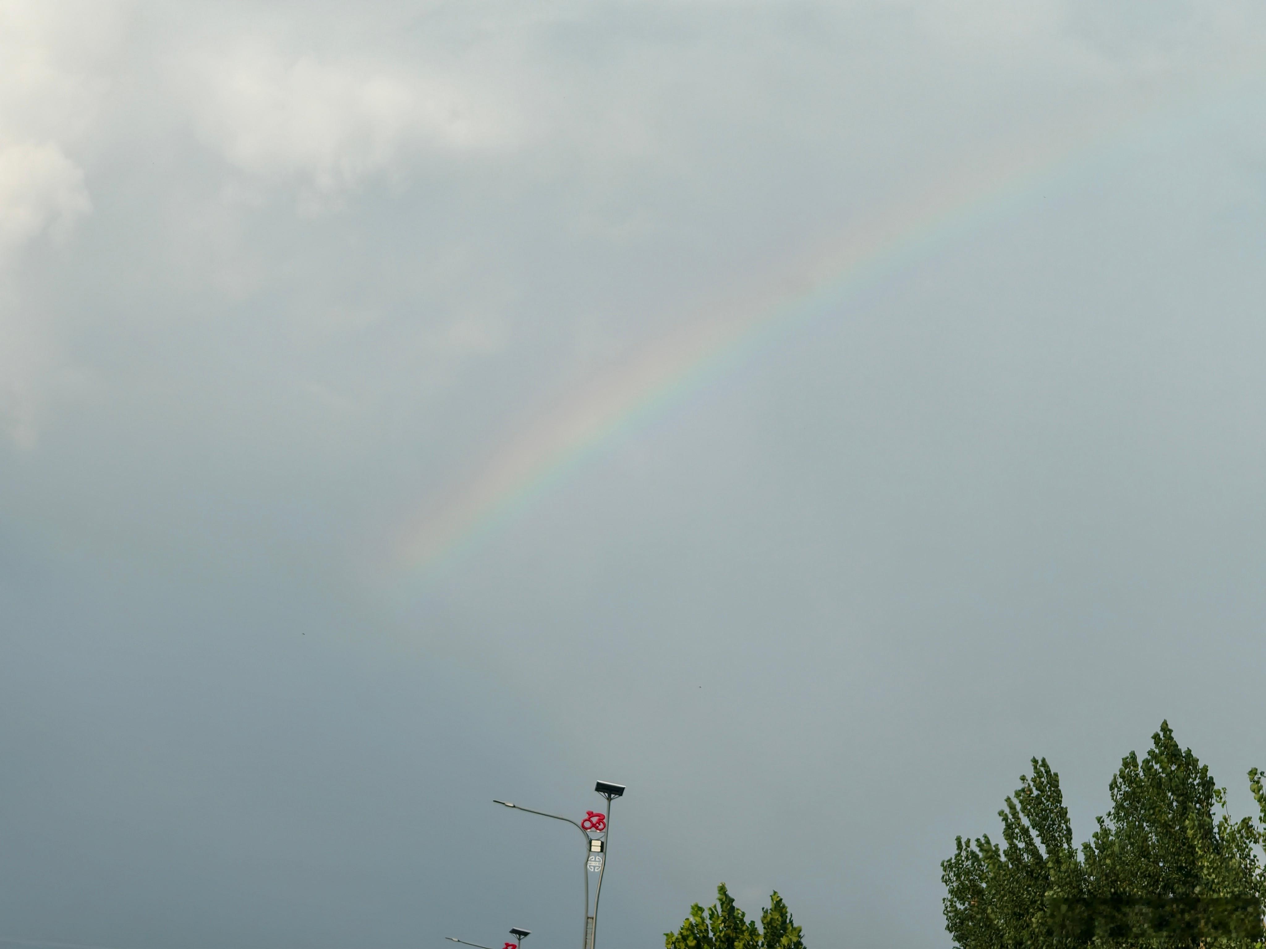非常幸运😊路上看到即将消失的彩虹🌈，落隐落现…许愿许愿