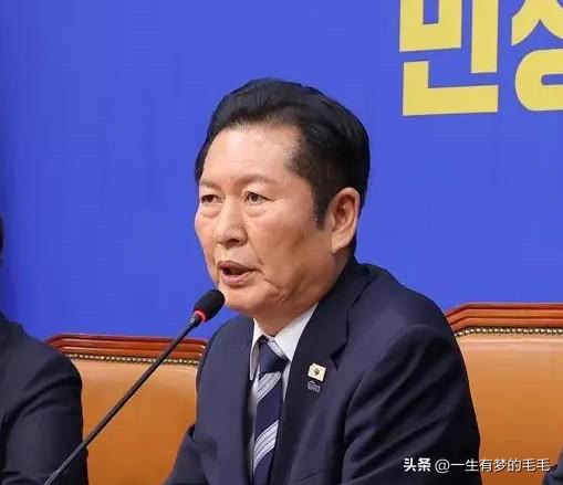 4日，韩国共同民主党党首郑清来在国会最高委员会议上，再度敦促大法院院长曹喜大明确