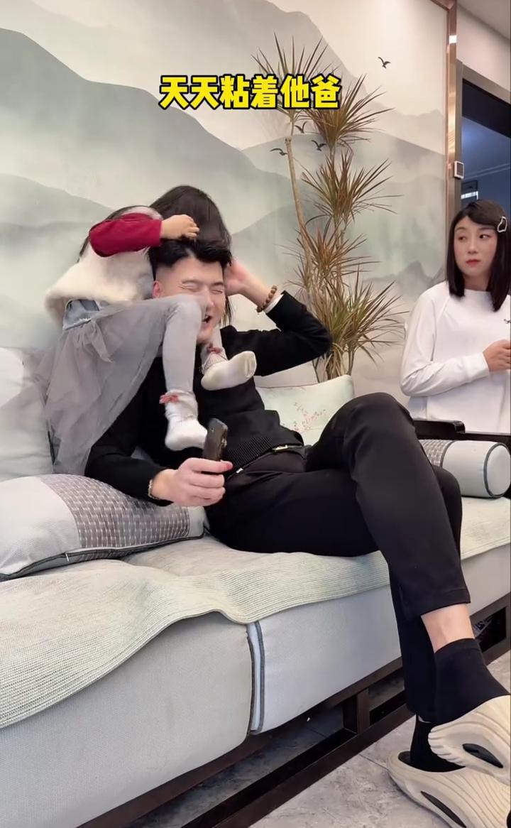 天天粘着他爸，有个女儿奴老公是什么体验？就这样都没脾气，天天粘着他爸，我也是无语