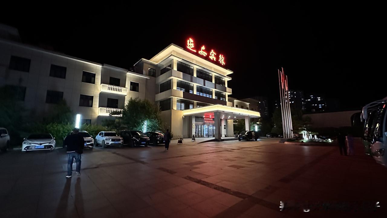出差返程路过延安，天已擦黑，决定在延安住一晚再走！第一是为了不走夜路行车安全，第