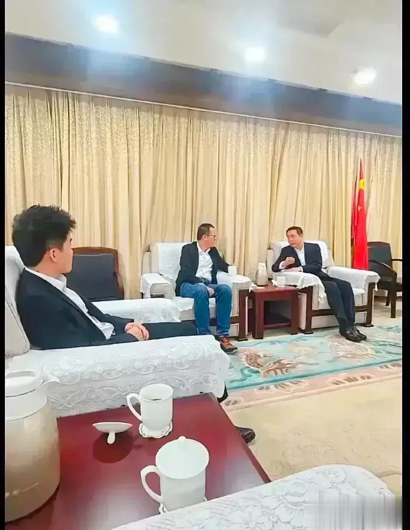 董宇辉高升后，俞老师开始带得力干将董宇辉混圈子了，从坐姿看，面对商界大佬，董宇辉