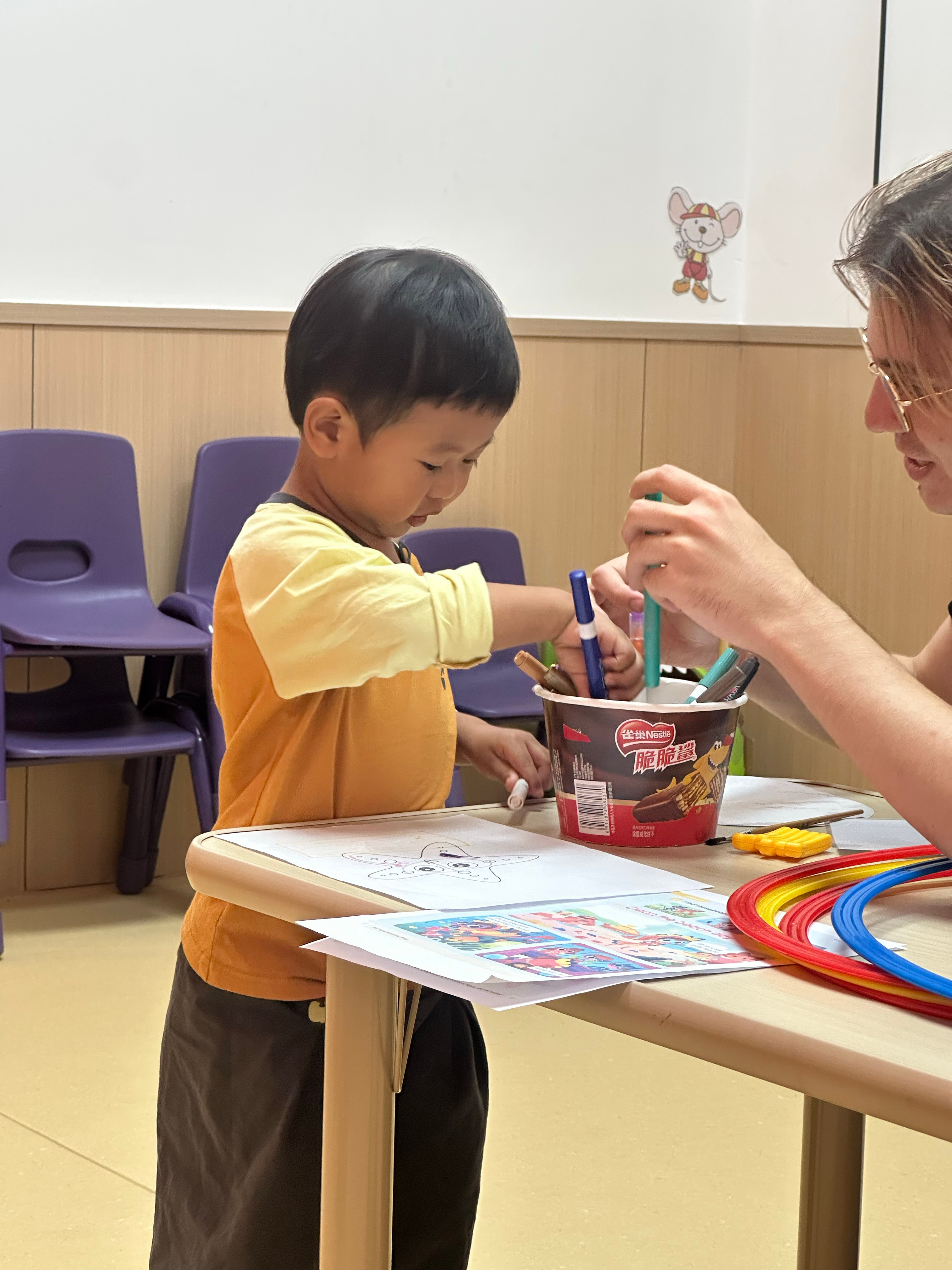 这位同学，上课请不要把肚子放到桌子上。 ​​​