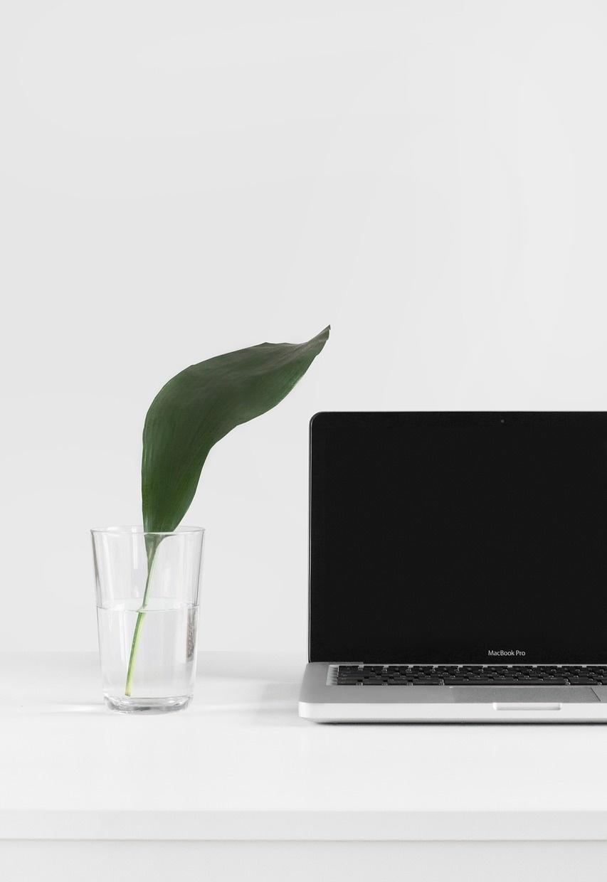 集邦咨询最新预估，苹果首款触控MacBook Pro在2027年出货量120至1