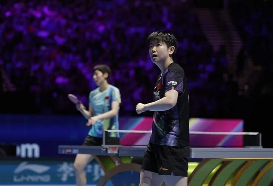 孙颖莎夺冠后说的第一句话，不是"感谢教练"，不是"感谢国家"，而是"把掌声给曼昱