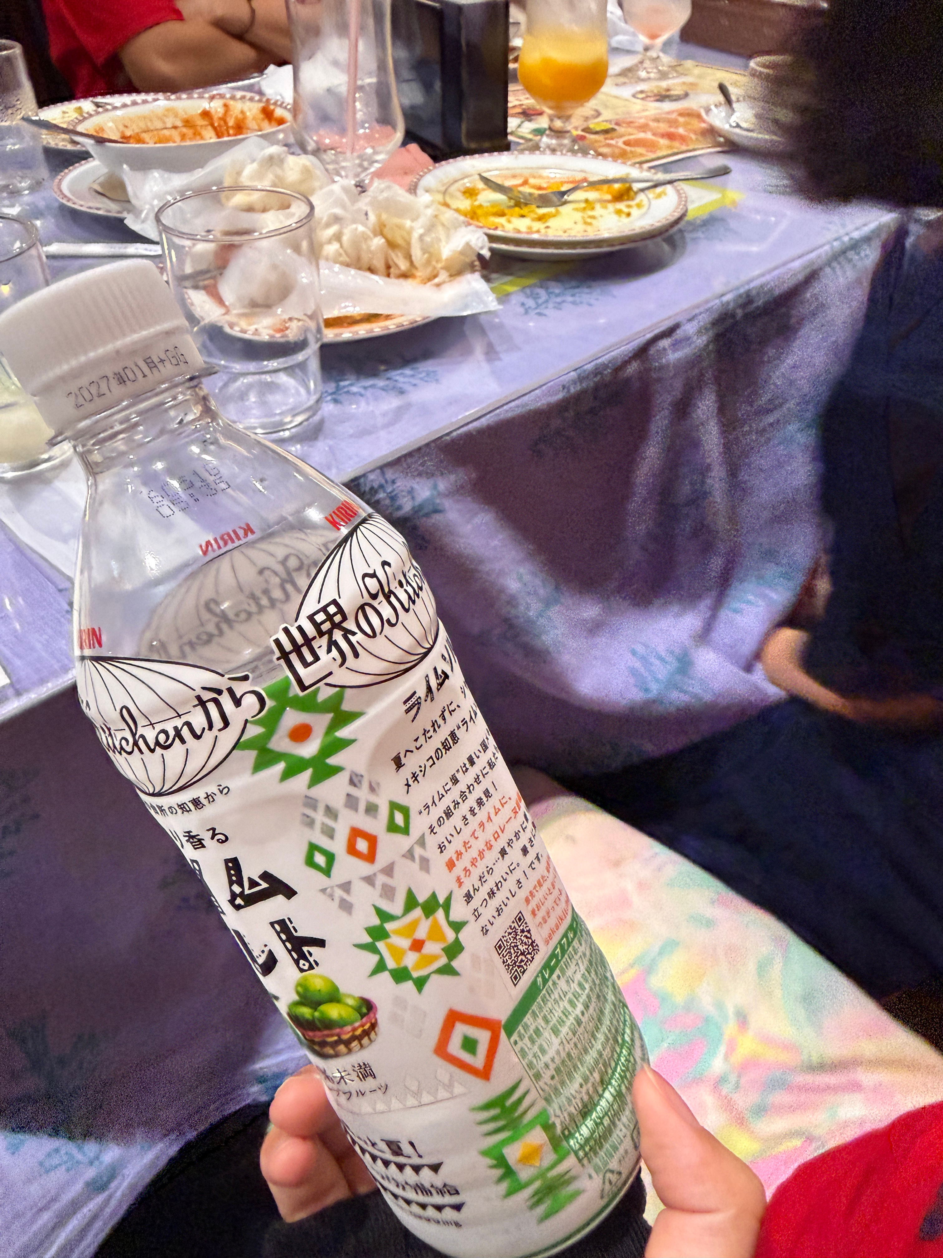 师姐毕业我们研究室又开总结会，俩小孩都跟着妈妈坐着的但不知道怎么回事都跑我身边来