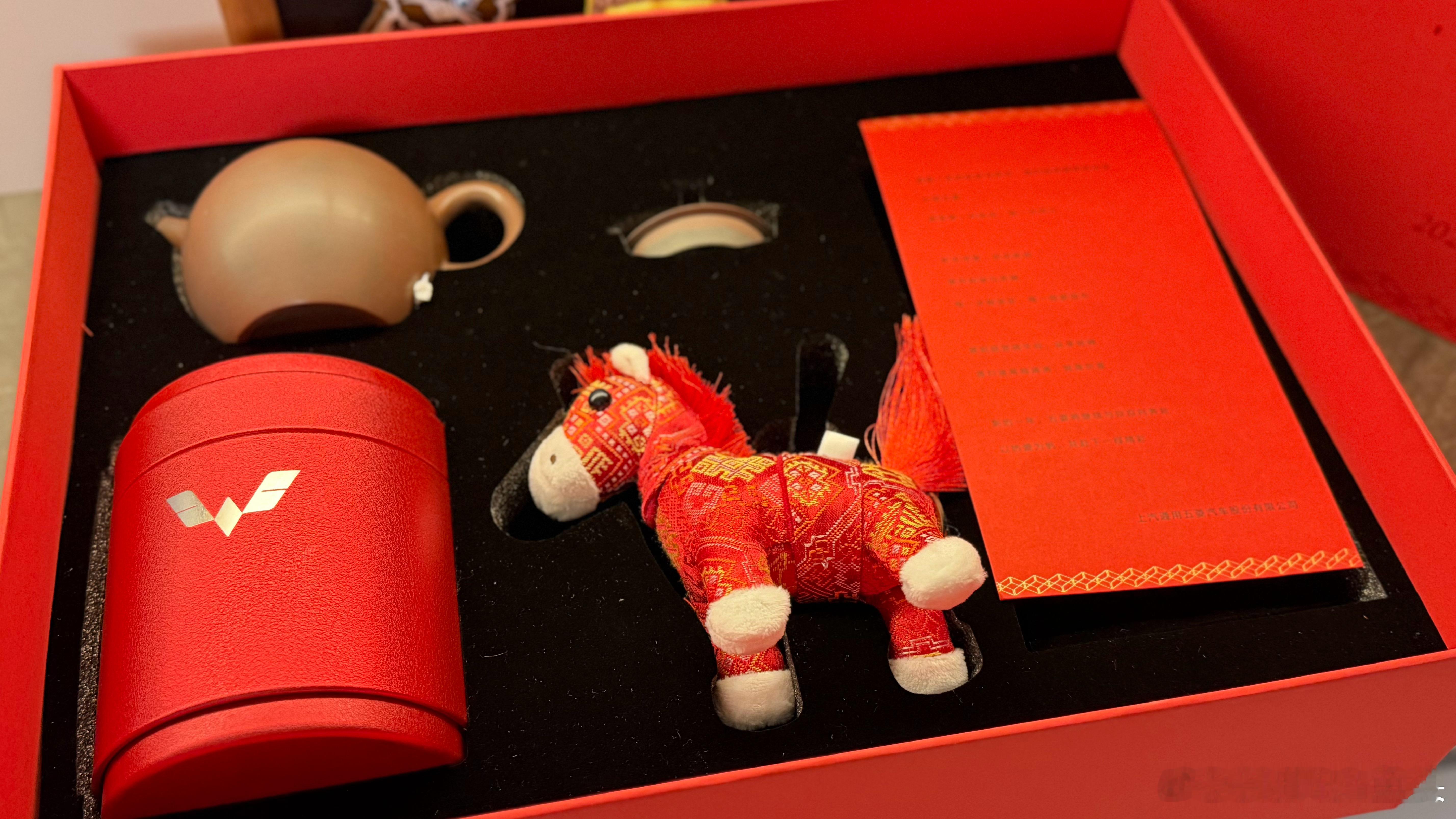 的新年礼盒太可爱了马年有小马，新年有新意预祝大家马年大吉，跃马腾飞与五菱跃新程