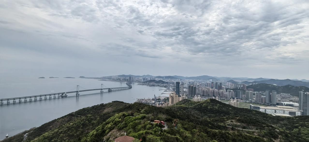 大连·莲花山

大连莲花山因著名地质学家李四光发现莲花状结构的地质珍迹而得名。莲