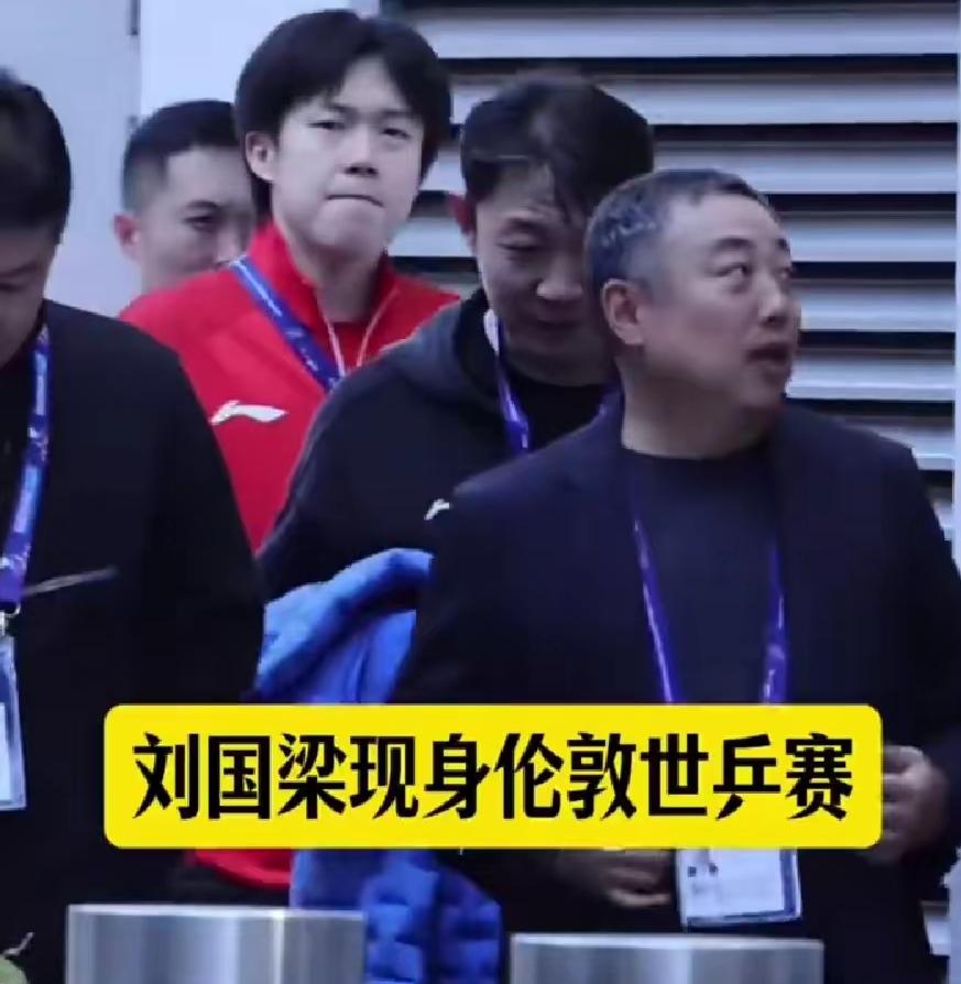 他一来，赛场外的风稳了，
队伍里的心定了，
观众悬着的气也顺了。
懂行的人来了，
