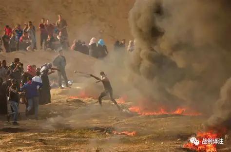 伊朗早已站在危崖之侧，
地缘博弈的狂风一吹，
随时可能坠入深渊！

美国开始撤人