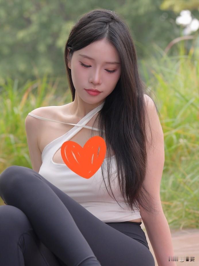 换上这条修身的黑色瑜伽裤，搭配简约的白背心和细高跟，瞬间觉得整个人都挺拔了起来。