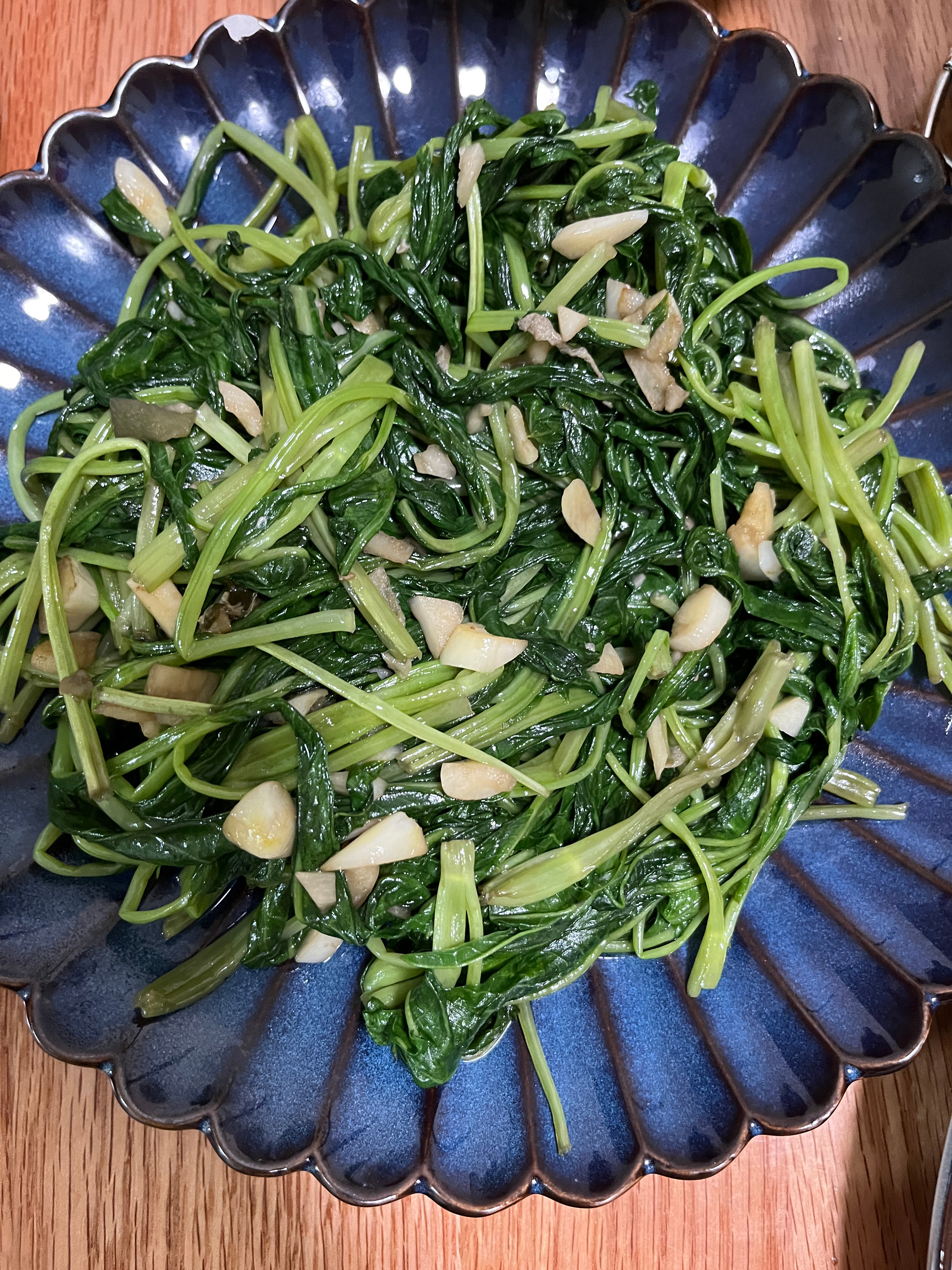 昨天早上娃要吃番茄鸡蛋疙瘩汤，家里没有西红柿了，我清早跑去钱大妈给他买西红柿。中