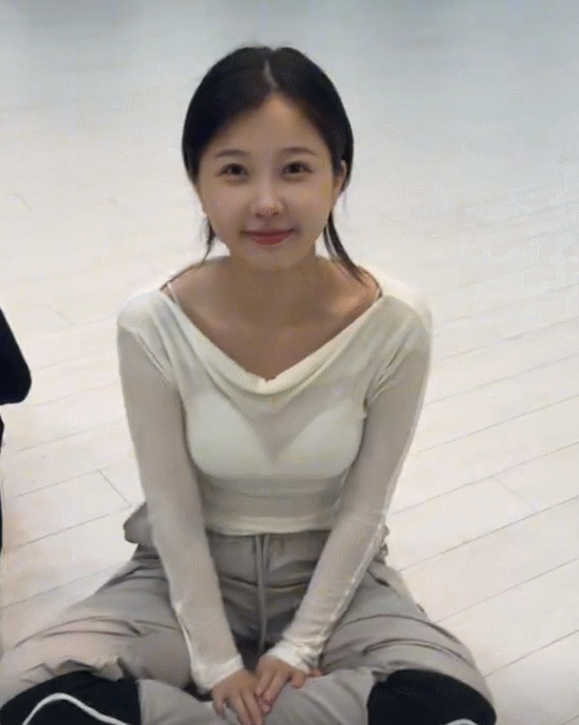 救，萌 物 一 只 ！！！！！虞书欣 你 怎 么 这 么 可 爱！天 杀 的 ，