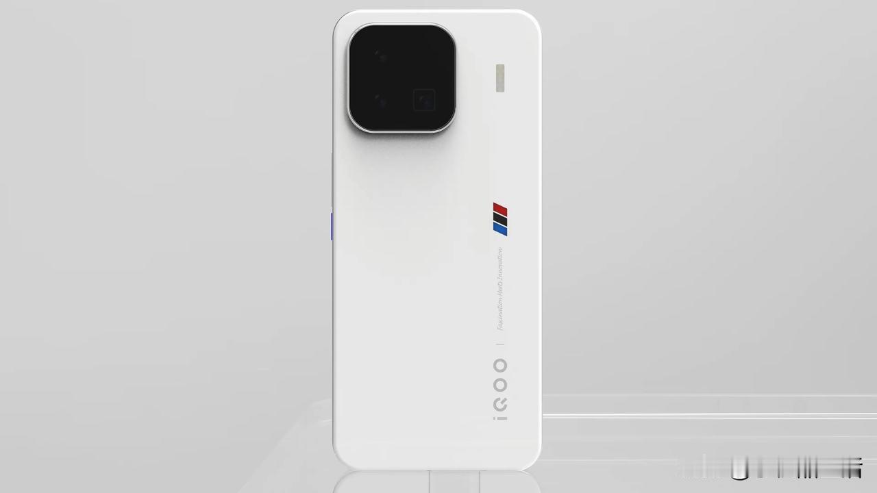 iQOO 13 系列的外观设计疑似被曝光，整体还是延续上代的设计风格，但配置还是