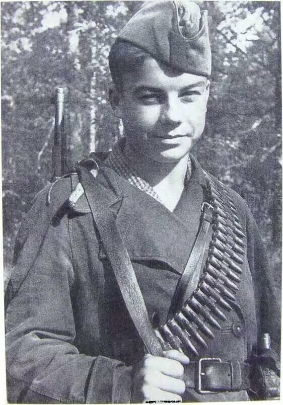 1944 年 3 月 31 日，瓦夏・科罗布科刚满 17 岁，次日便随游击队执行