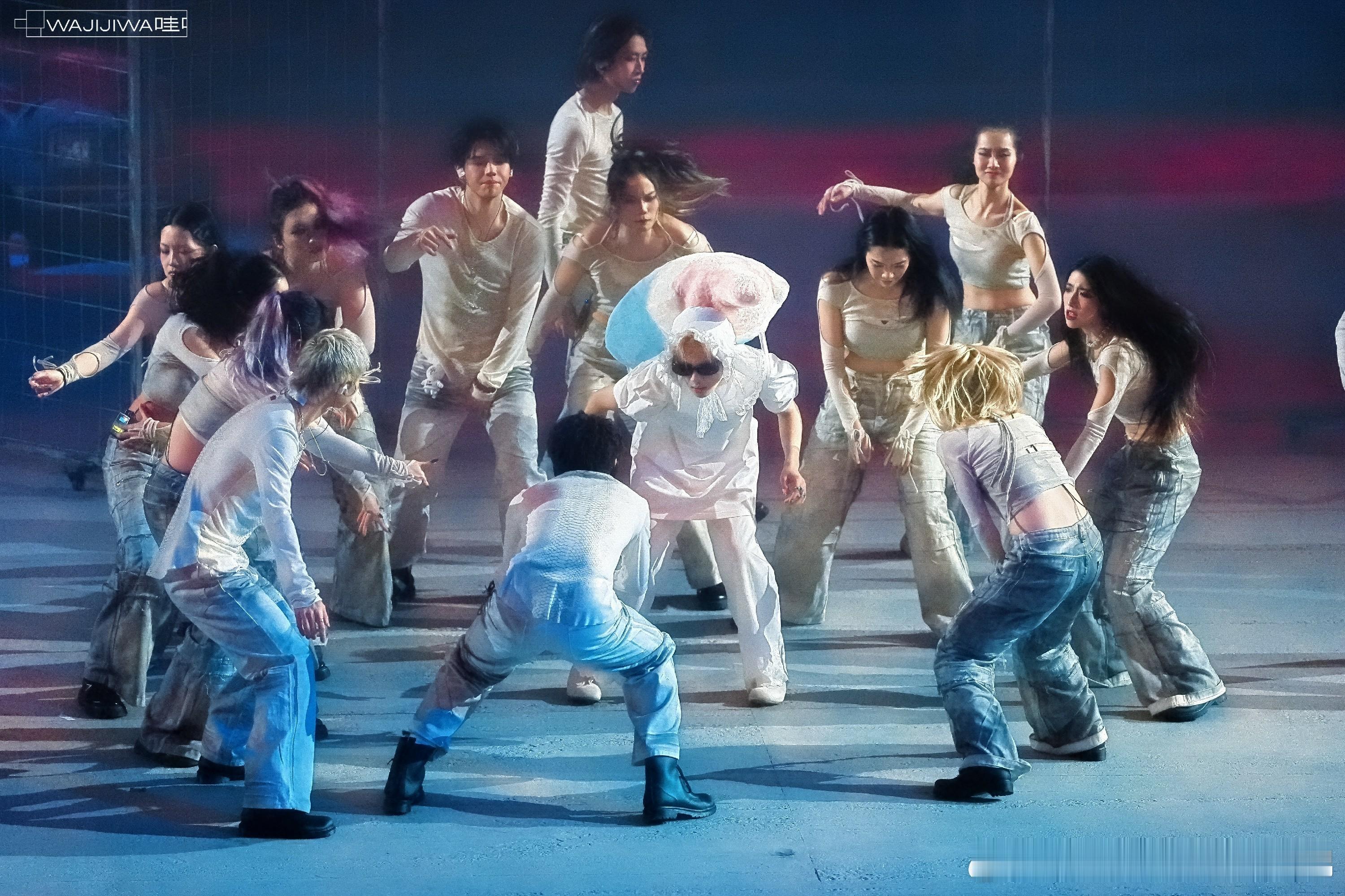 内娱首个没有舞台的演唱会诞生 周震南成都演唱会堪称舞台美学之巅 