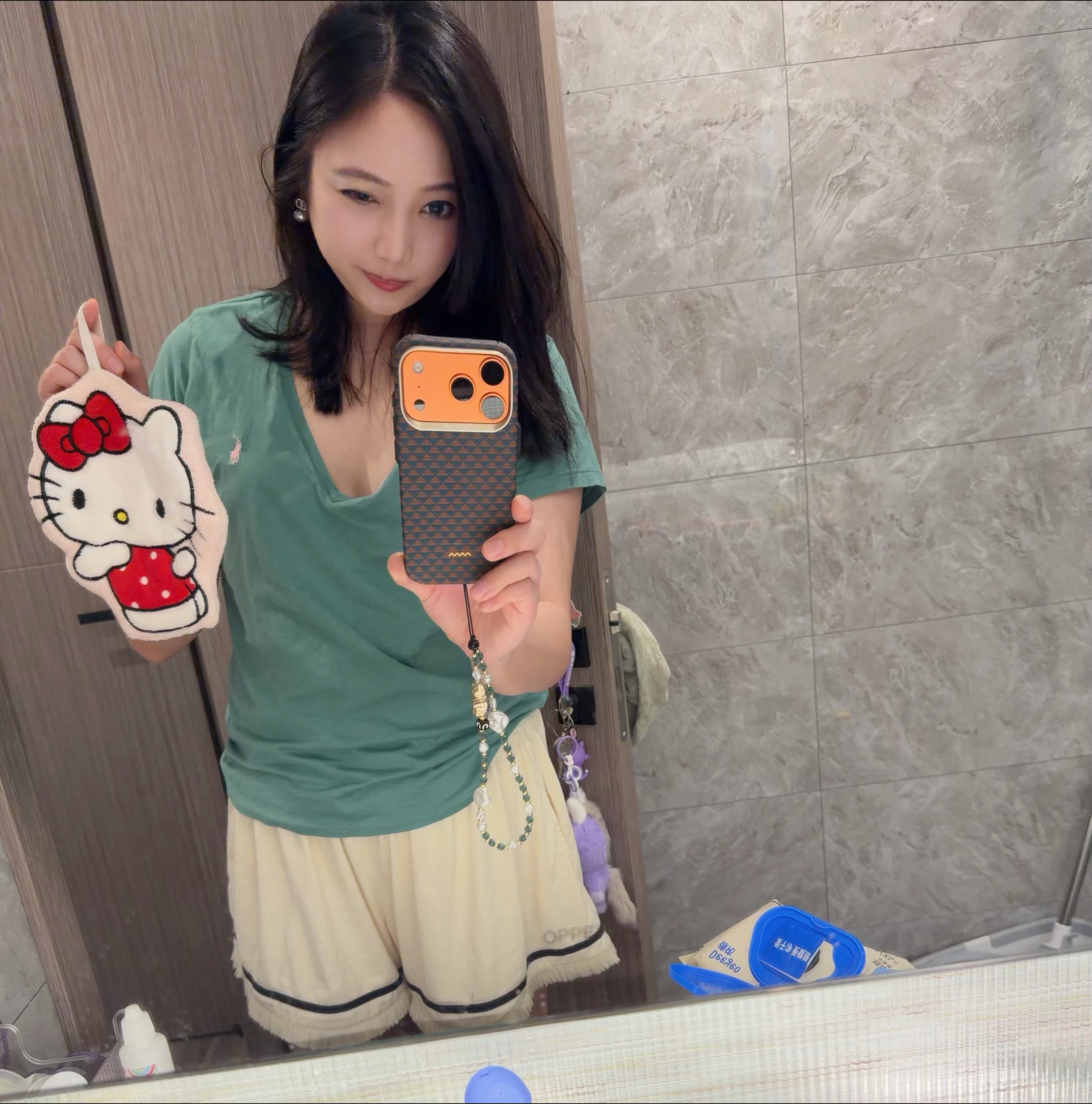 我自己把头发剪短了✂️💇♀️洗把脸继续看球⚽️劳资今天不上班 爽翻 巴适得板！