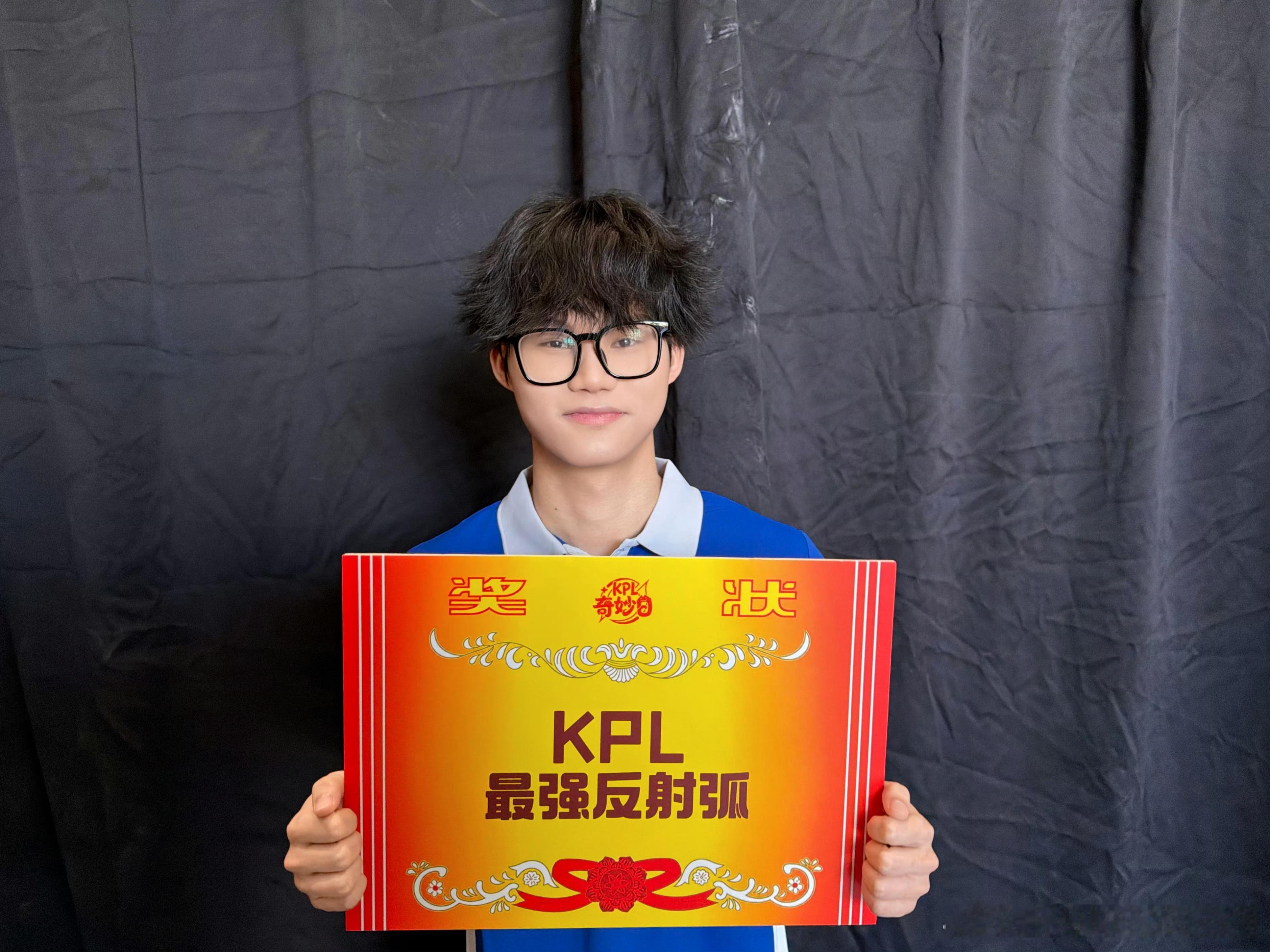KPL选手穿深圳校服经典深圳校服配上KPL选手一瞬间分不清是来打比赛还是来课间集