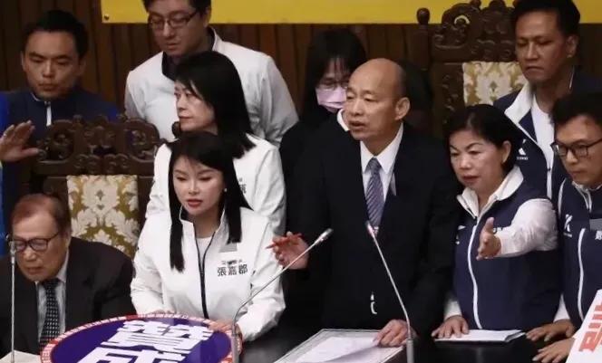 韩国瑜院长遭民进党柯建铭呛声，你说话大声点，韩国瑜瞬间怒气冲天，回应到，你叫你们