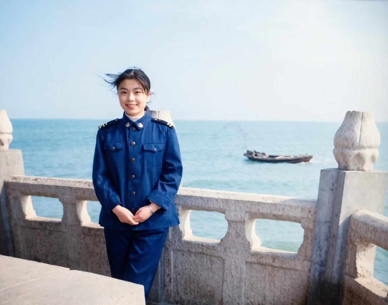 翻到了妻子上军校及部队服役时的照片，某人，今天是八一建军节，节日快乐！