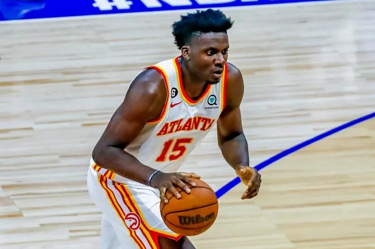 今日 NBA 常规赛，老鹰以 124 - 112 力挫鹈鹕。老鹰内线核心卡佩拉宛