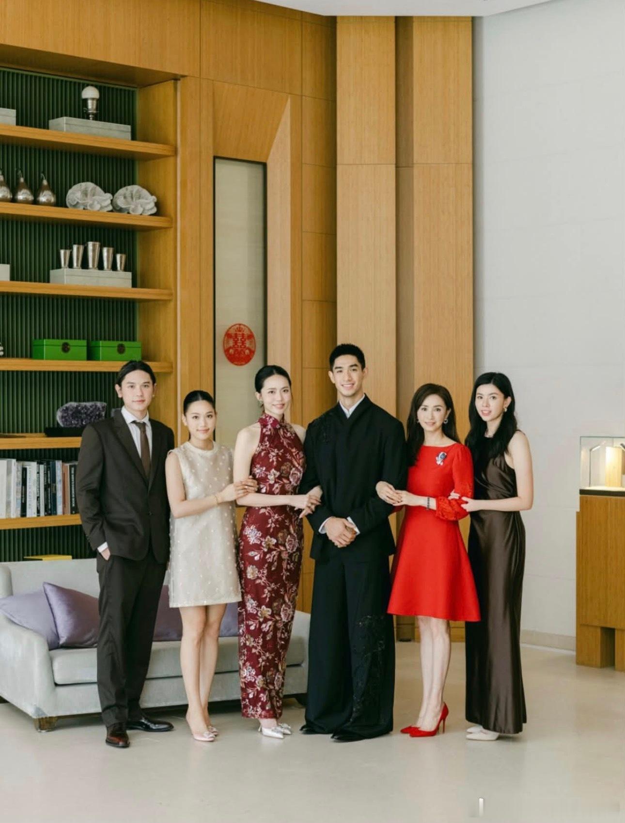 前港姐吴婉芳的二儿子结婚婚礼 ，她大方和张学友现场献唱，张学友非常讲情义，全场以