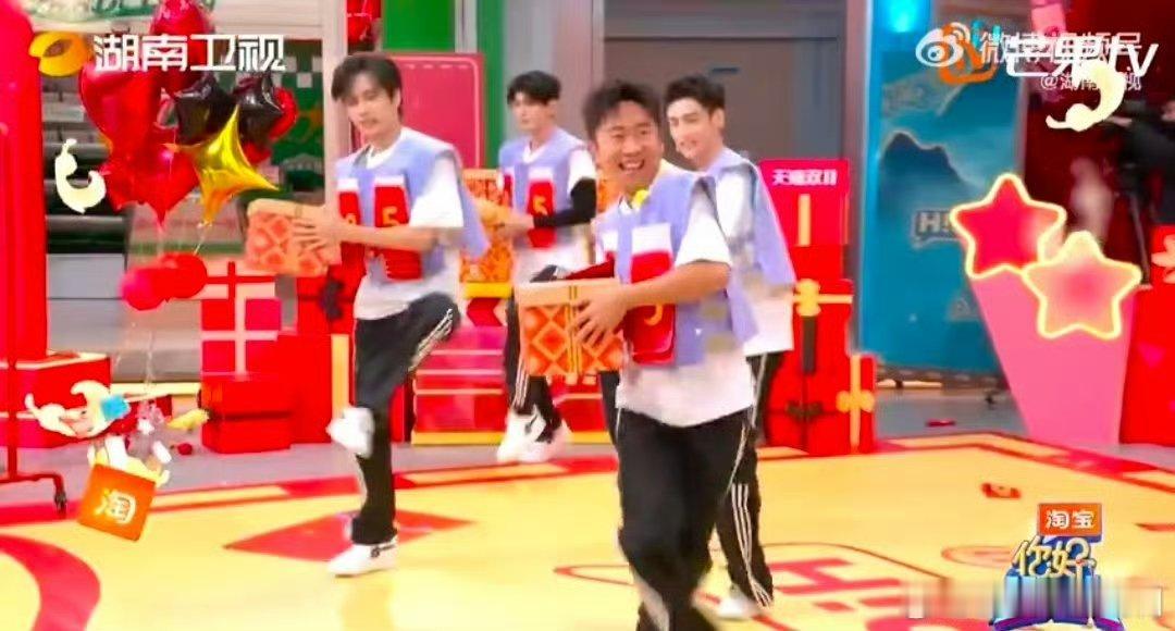 李雪琴好端端地招谁惹谁了 你好星期六 雪琴：我啥也没干啊！突然四个盒子递过来，好