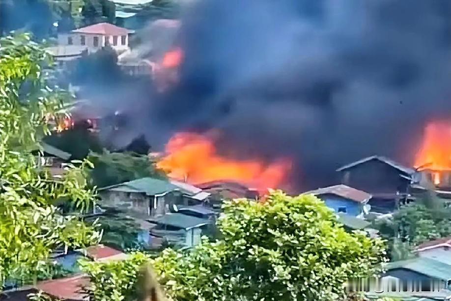 12月8日中午的最新消息，现在他来了，第一条：泰柬边境战火升级：F-16空袭撕破