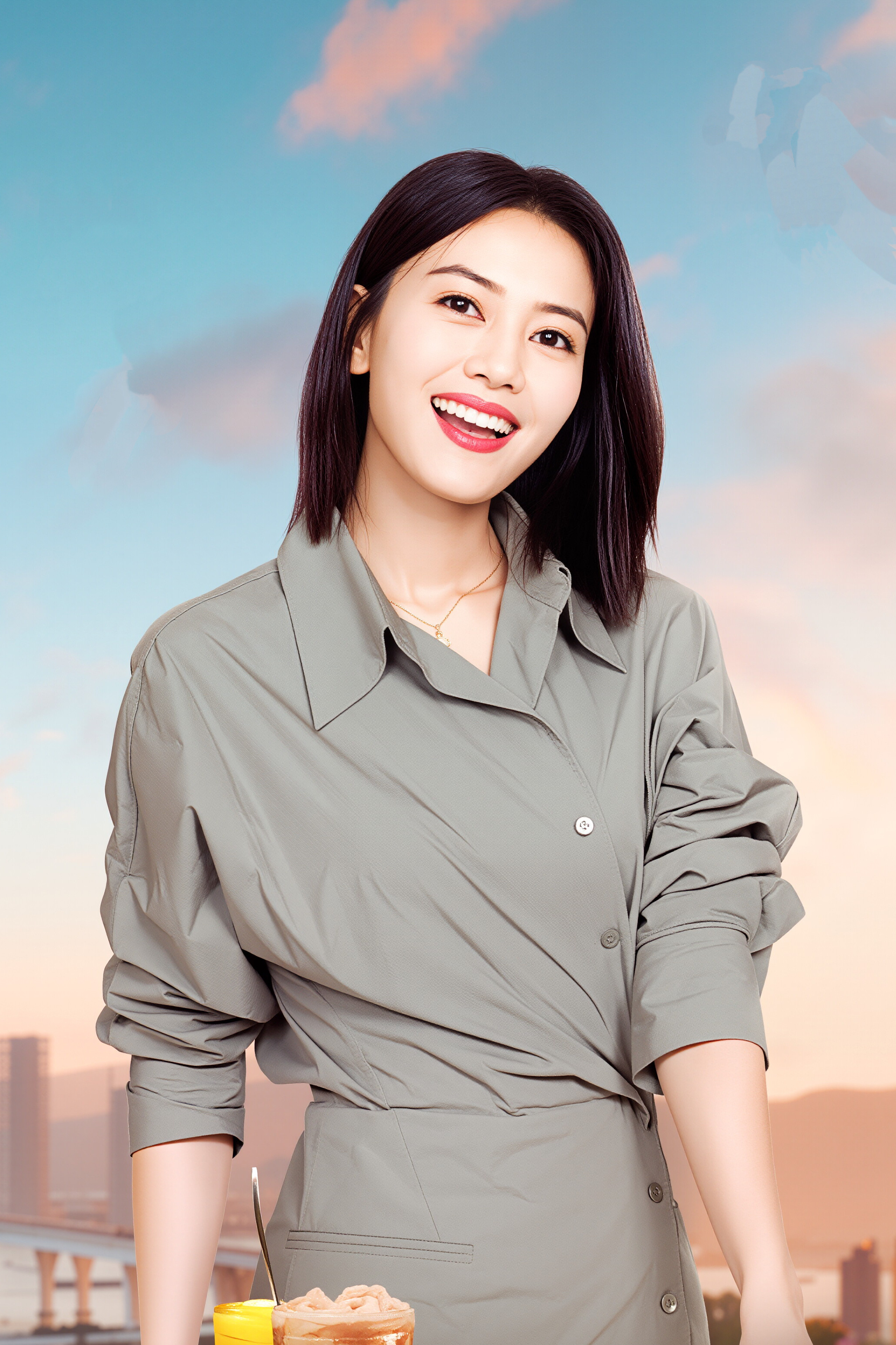 这组照片以松弛的烟火气为基调，展现了高圆圆不同侧面的魅力。在粉蓝渐变的天空下笑容