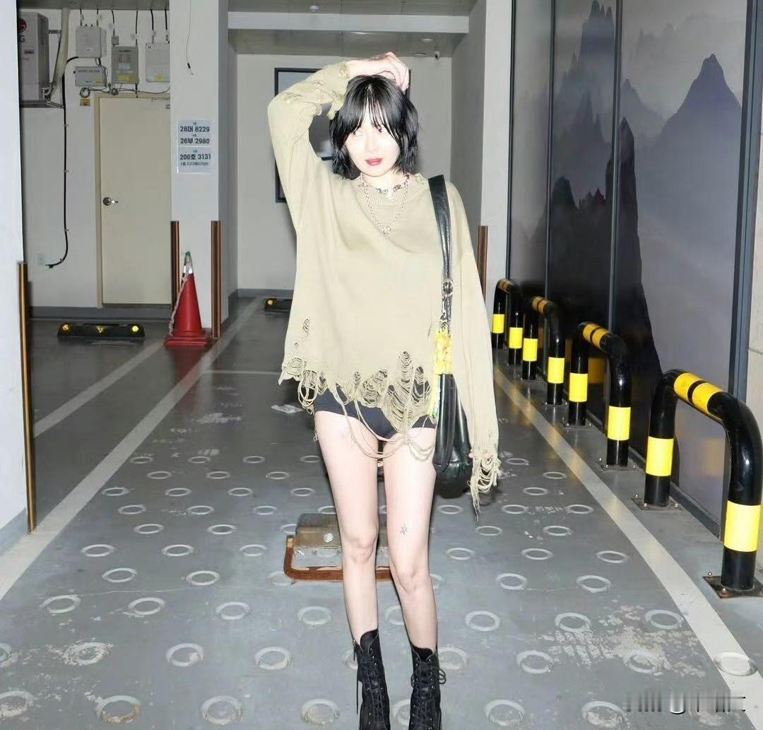 泫雅体重降到49公斤，腿细得像筷子，可这背后的苦谁知道？
 
韩国女星泫雅最近晒