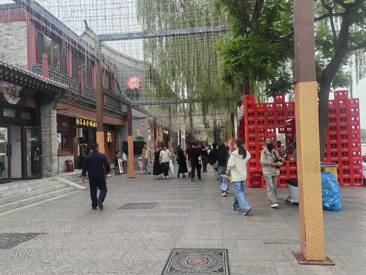 北京市 华灯初上了。
     因为多吃了两包子。本来吃了这一盘小吃够多了，当然