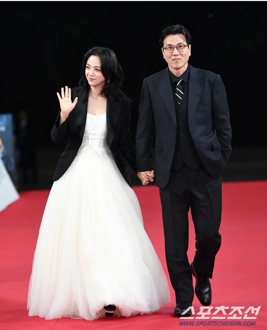 汤唯和老公一起走红毯，一起走上青龙电影节红毯的汤唯x金泰勇夫妇，看起来好有夫妻相