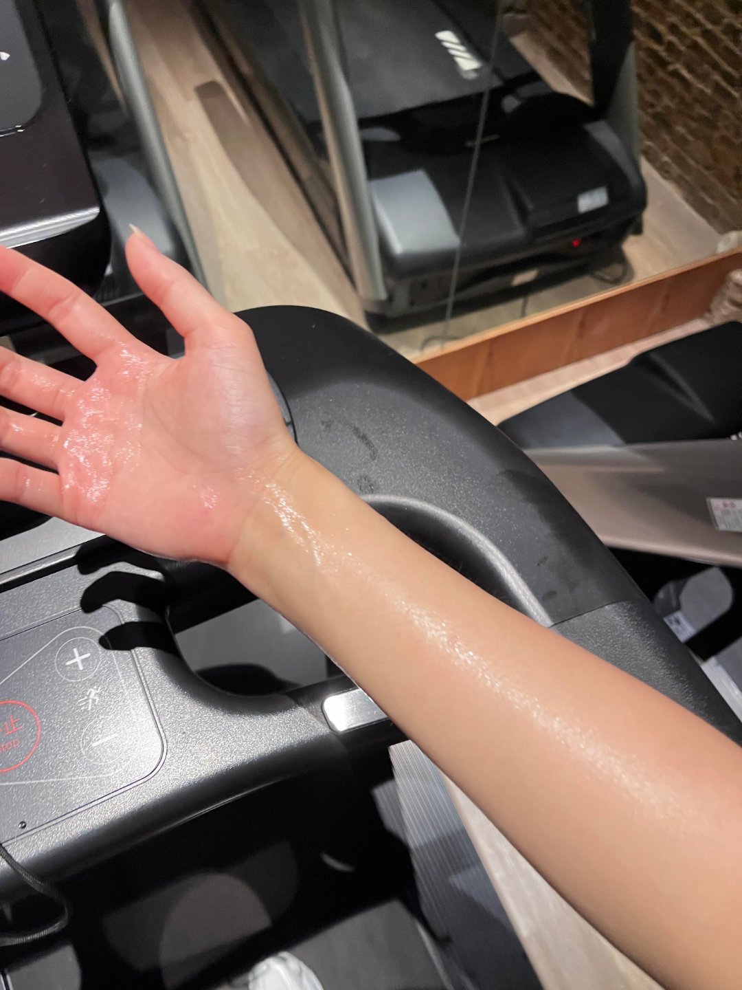 好几天不练 今天练出好多汗啊啊啊啊啊暴汗的那种 爬完坡很爽和舒服是在民宿健身房里