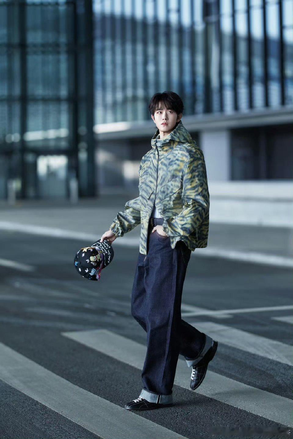 于适、王鹤棣、田嘉瑞巴黎时装周出发造型 