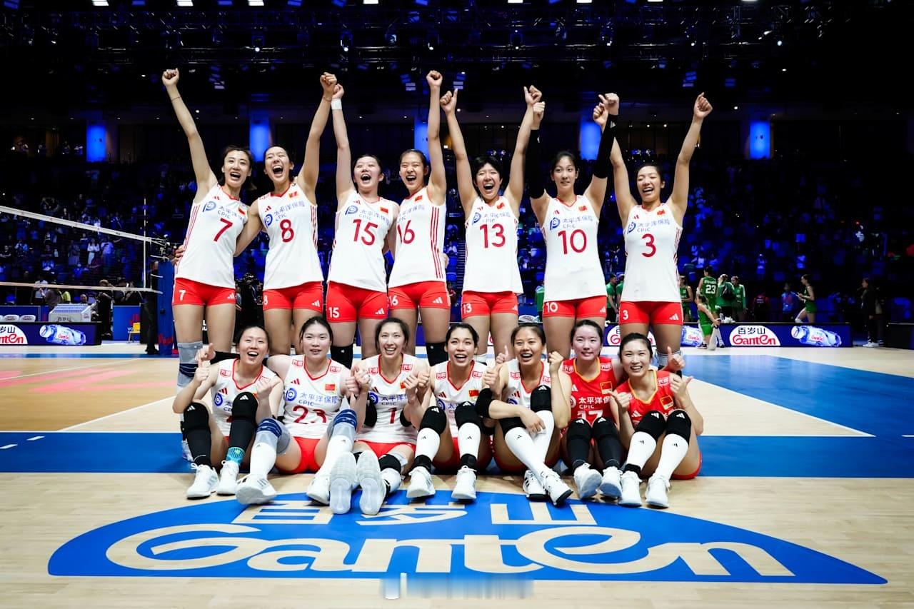 中国女排3比2保加利亚女排 FIVB大合照…2025世界女排联赛香港站中国女排[