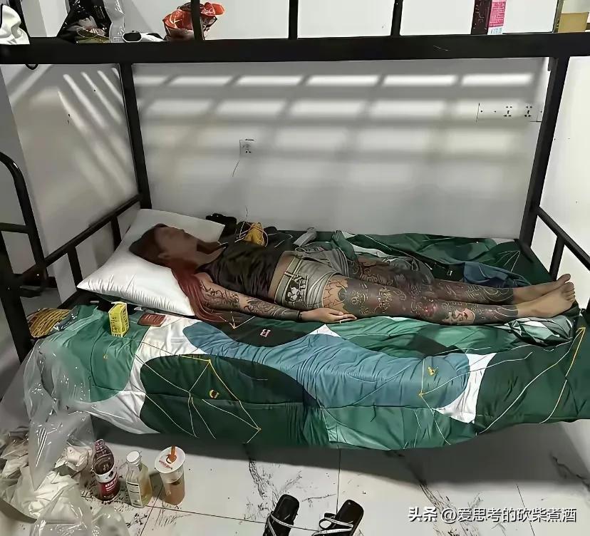 纹身，黄毛，包臀裙
       ——遇到了传说中的非主流、精神小妹？