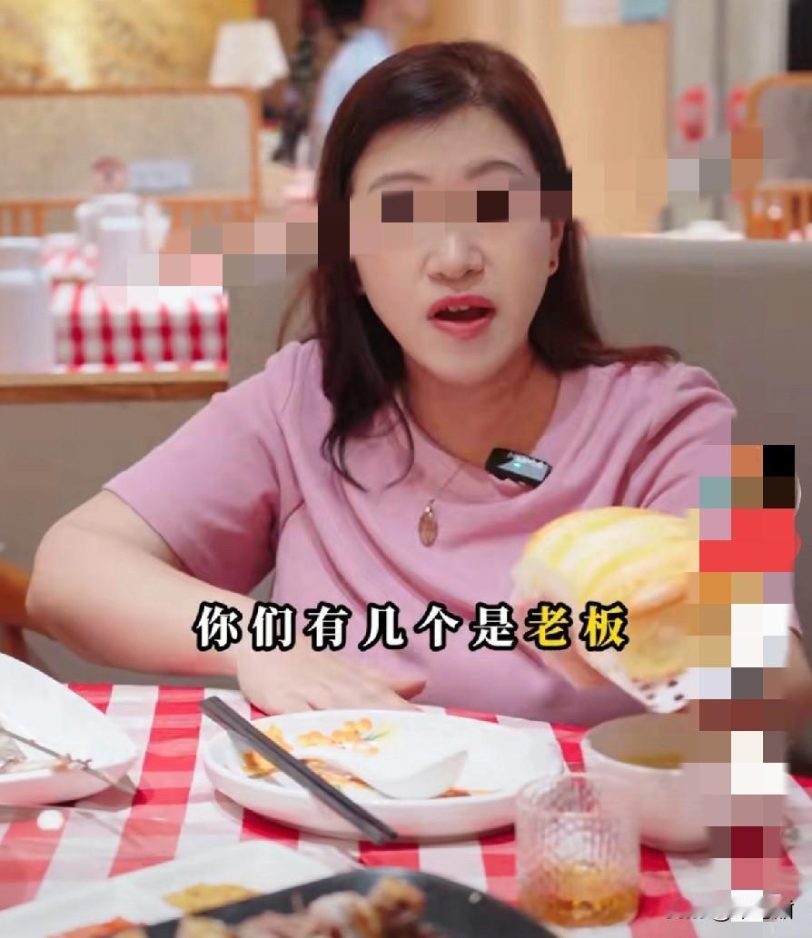 我也算是个喷子了吧，骂完崔丽丽，骂小玉，没想到西贝又聘请了一位反其道而行的“猛夸