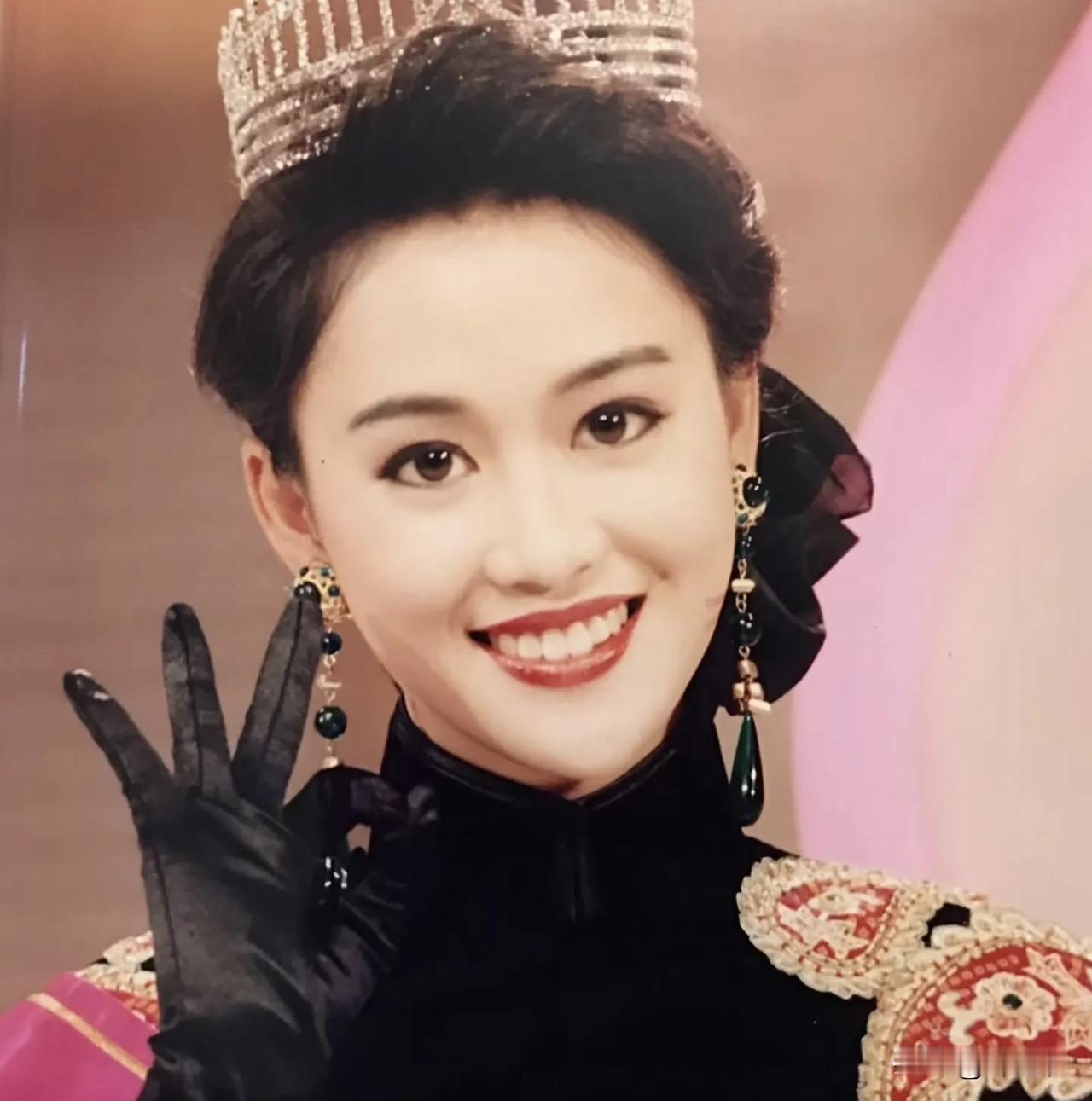 梁小冰长相平平肯定不至于，而且她还是第一眼美女的，只不过论硬件她确实是不算是顶级