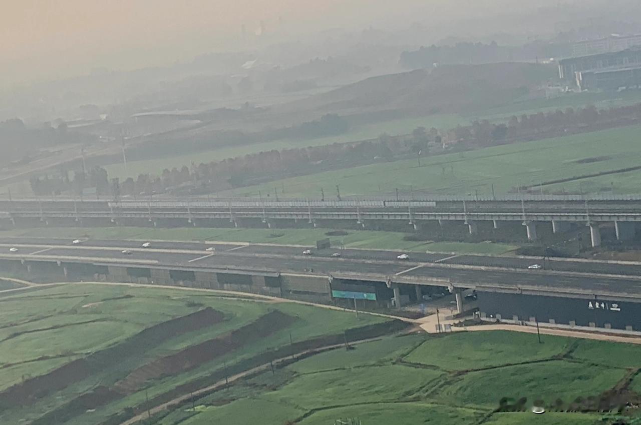 高铁和高速路穿过小麦田，最寒冷的季节，看到麦苗青青，看到夕阳余晖。