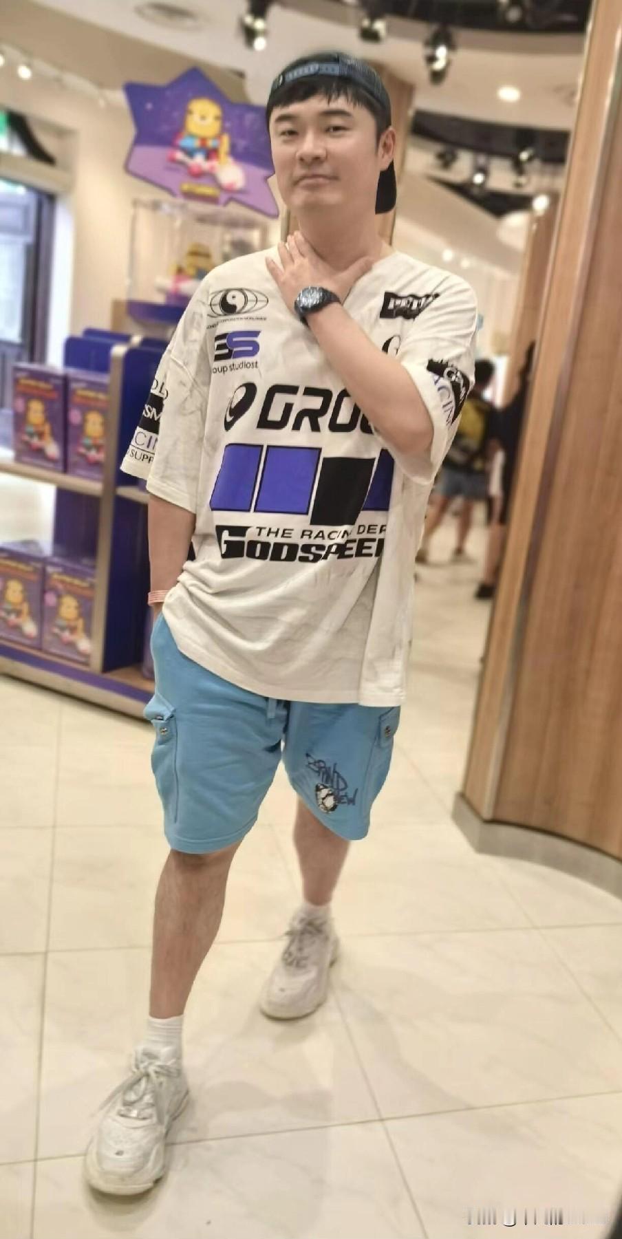 1月2日，陈赫与妻子张子萱到新加坡游玩被网友偶遇。

他身穿白色短袖，下身搭配浅