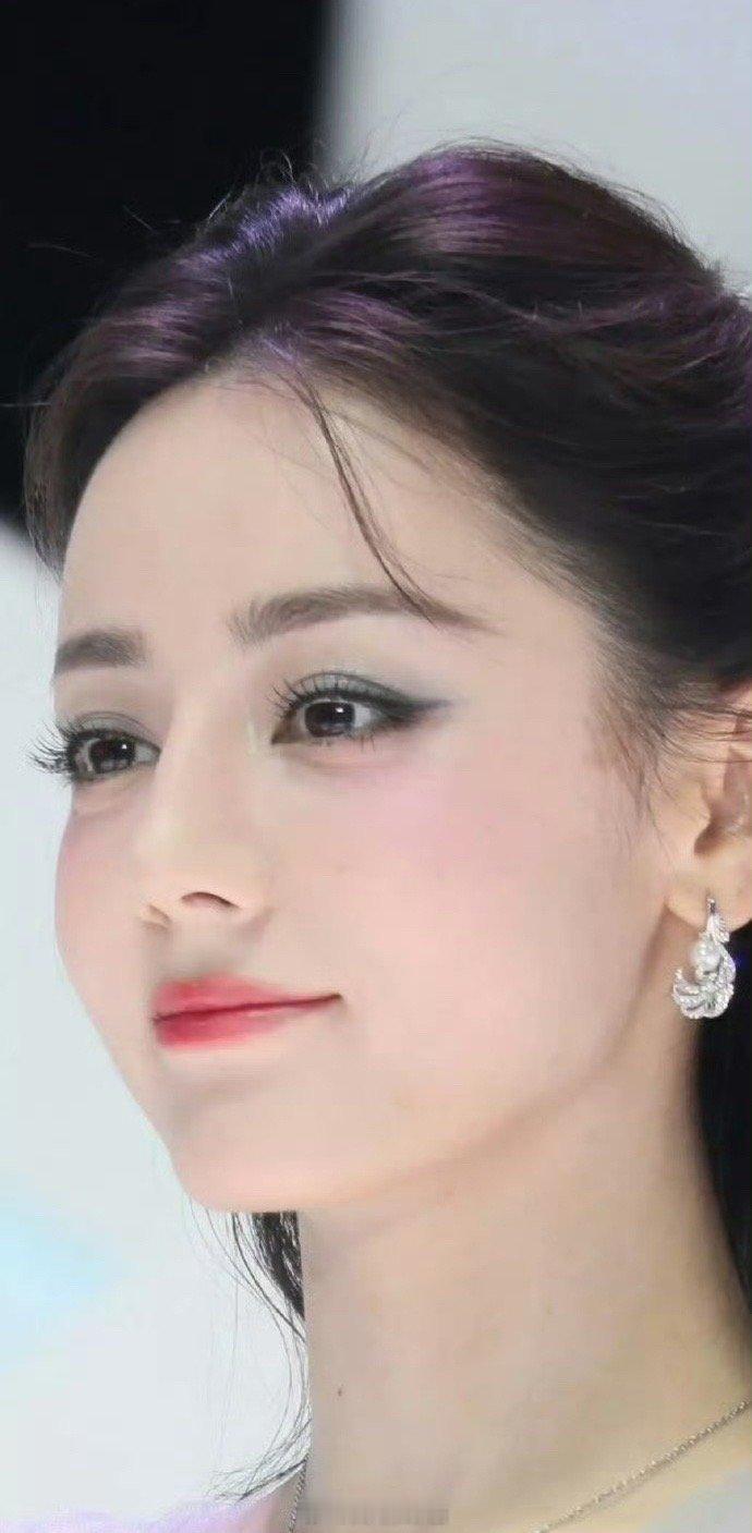 迪丽热巴生图怎么和瓷娃娃一样啊[憧憬] ​​​